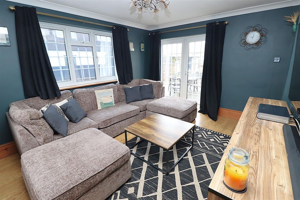 Property photo 3 of 40 Lounge