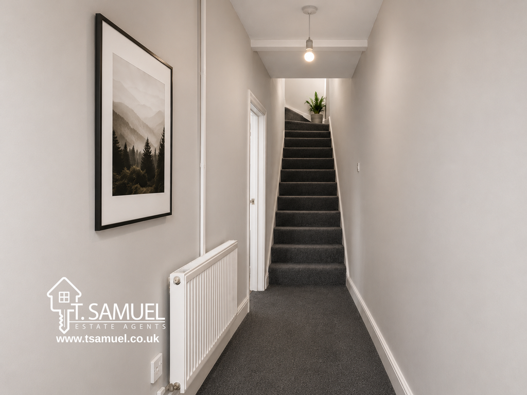 Property photo 2 of 11 Hallway