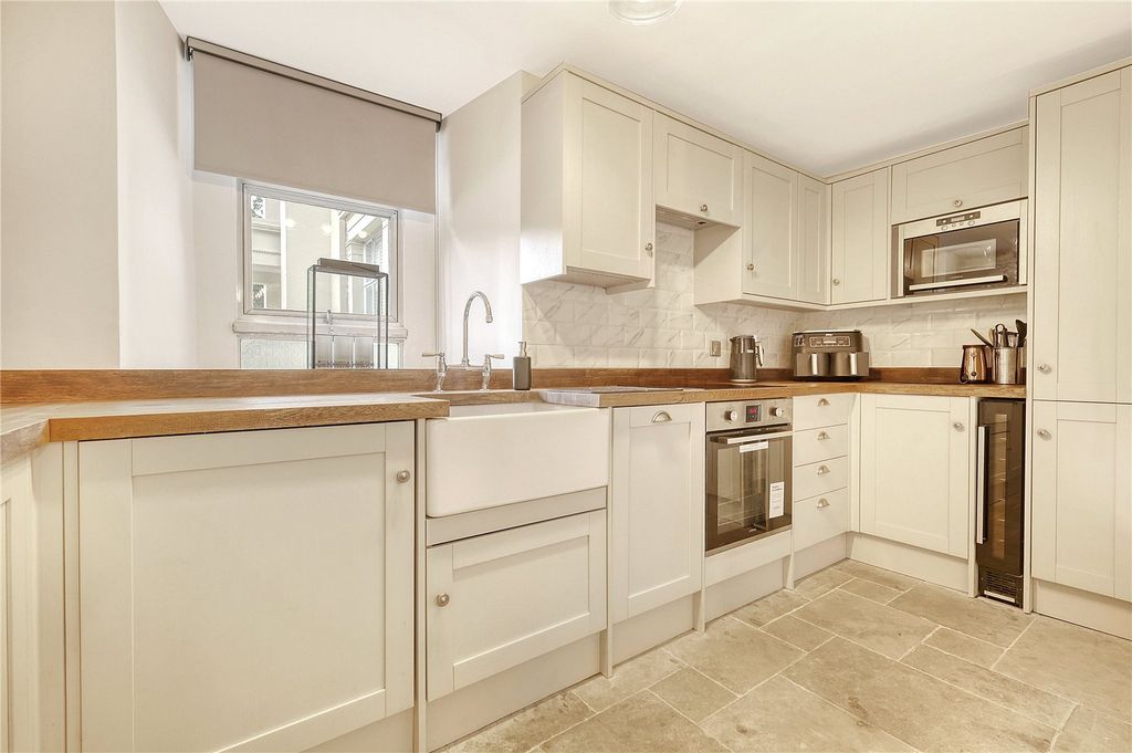 Property photo 3 of 11 Fitted Kitchen