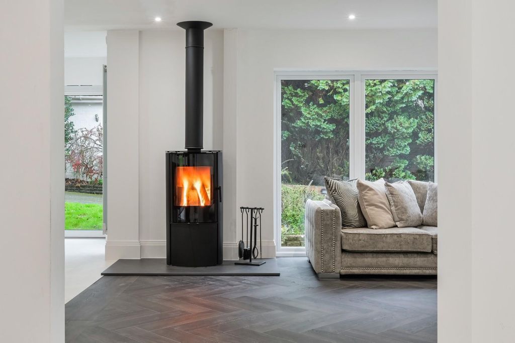 Additional image 5 of 6 bed property for saleHazelwood Lane, Chipstead, Coulsdon CR5