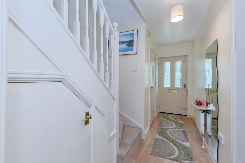 Property photo 3 of 20 Entrance Hall