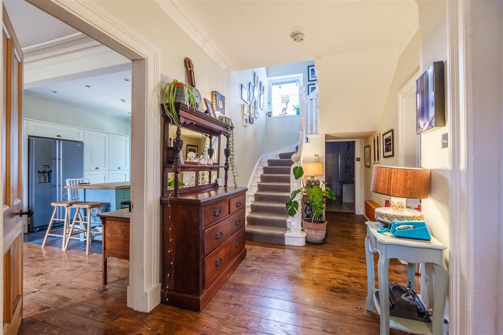 Property photo 2 of 38 Caledonian Avenue-8.Jpg