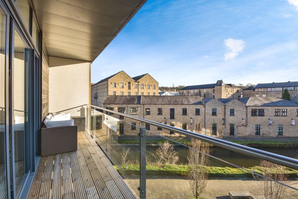 Property photo 3 of 19 Balcony