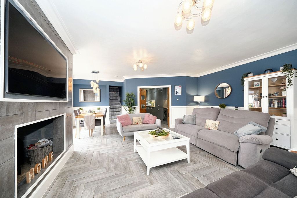 Property photo 2 of 27