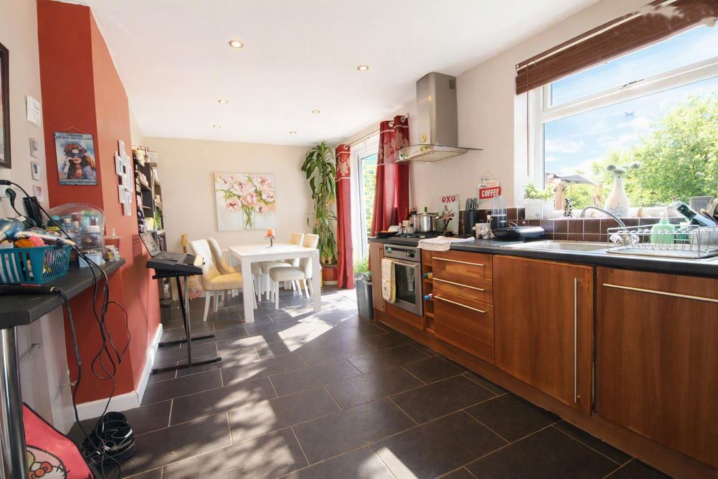 Property photo 3 of 11 Dining Kitchen