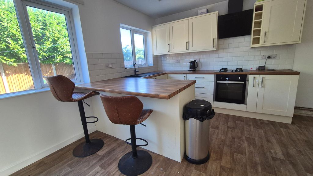 Property photo 2 of 7 Kitchen