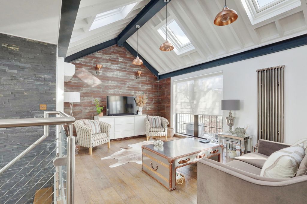 Property photo 2 of 31