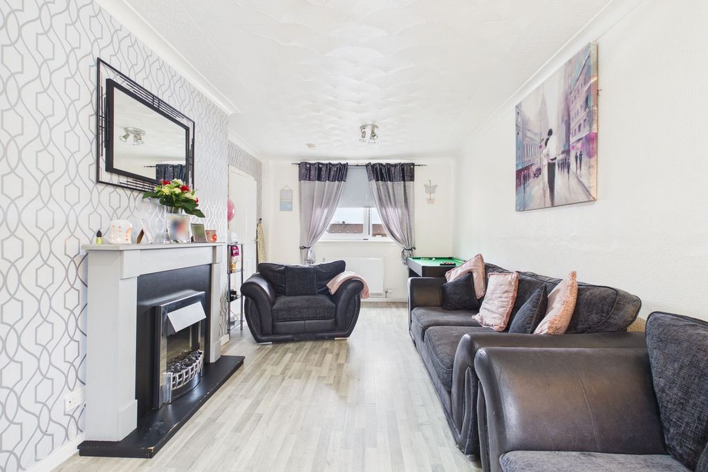 Property photo 3 of 9 Living Room