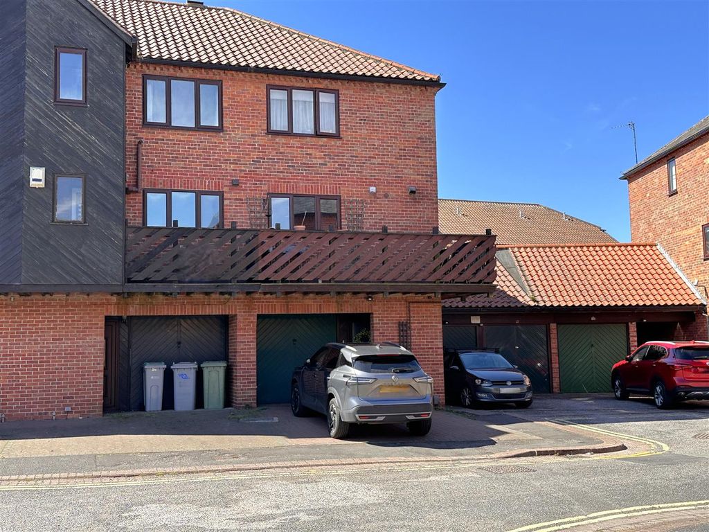 Property photo 1 of 24 Front Aspect 009