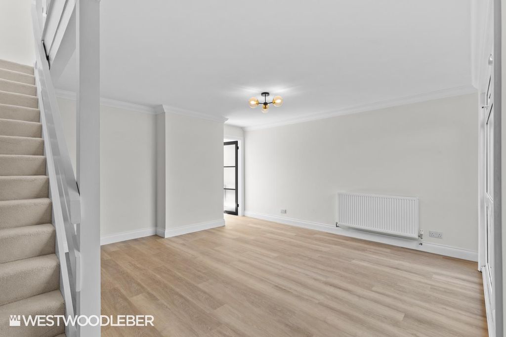 Property photo 2 of 27 Roundhills_1.Jpg