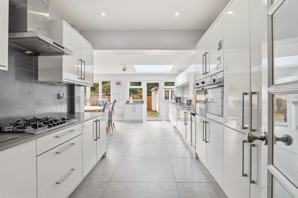 Property photo 3 of 18 Image006