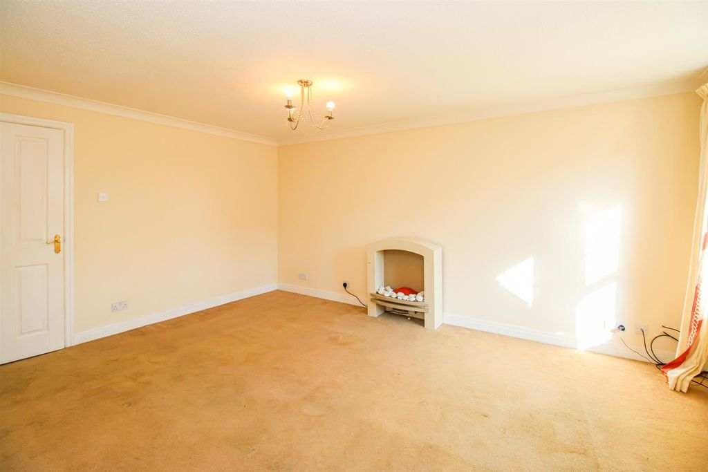 Property photo 3 of 12 Lounge