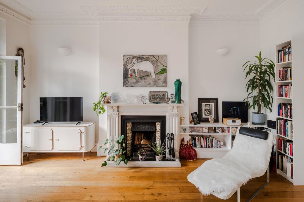 Property photo 3 of 31 352015 - 4 Cazenove Road-15.Jpeg