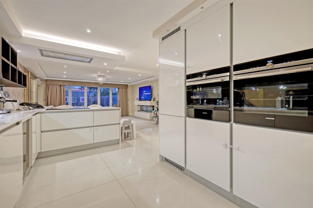 Property photo 3 of 25