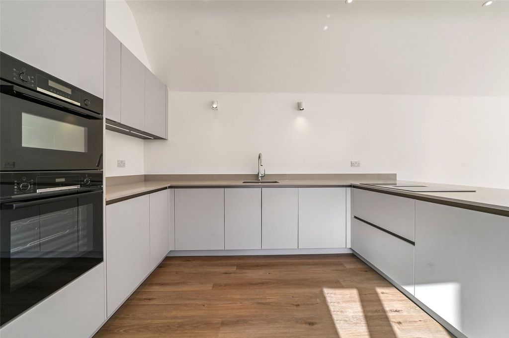 Property photo 2 of 27 Picture No. 12