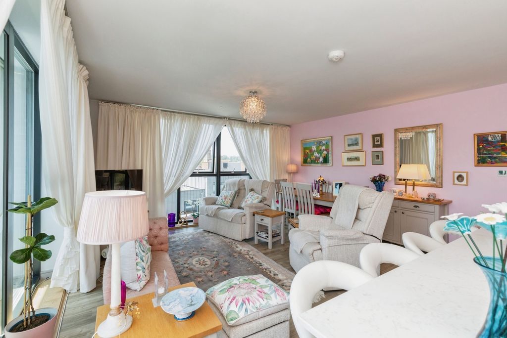 Property photo 2 of 20 Pbox-Img.Jpg