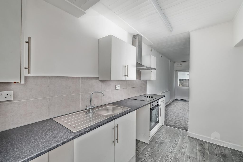 Property photo 3 of 10 Kitchen