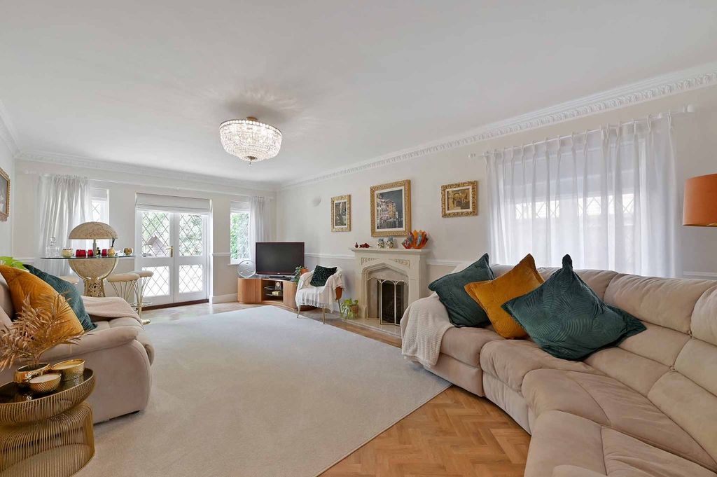 Property photo 2 of 19 Sitting Room