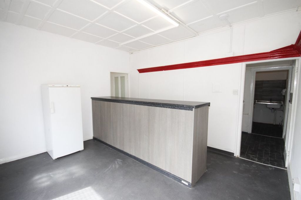 Property photo 3 of 10 Shop