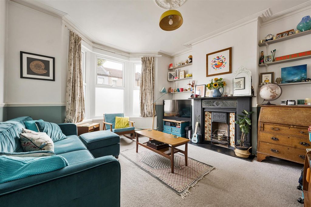 Property photo 2 of 19 Marlborough Road, E7