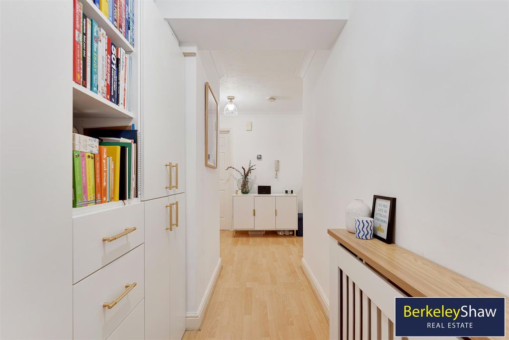 Property photo 2 of 29 Entrance Hall