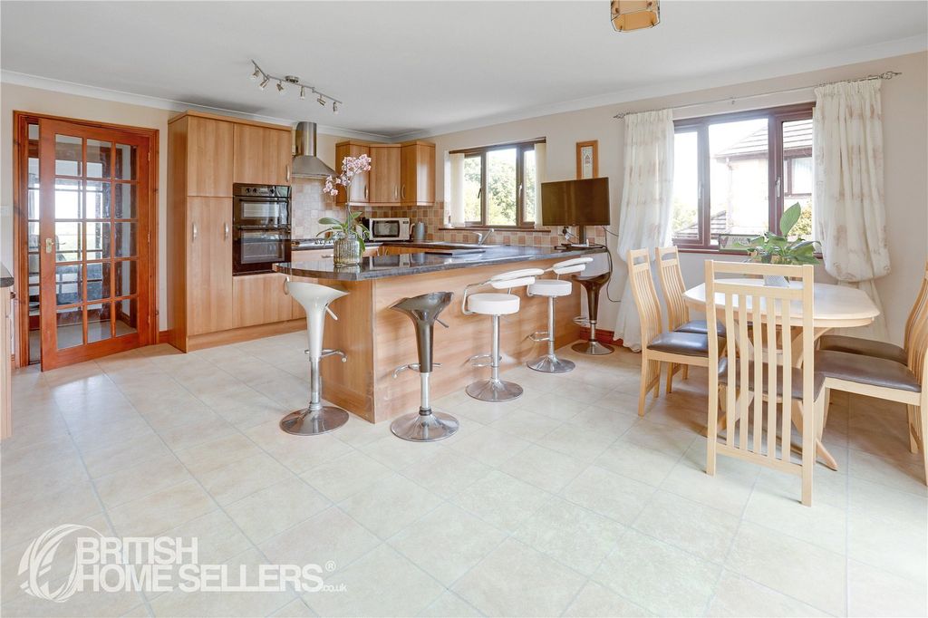 Property photo 2 of 15 Picture No. 12