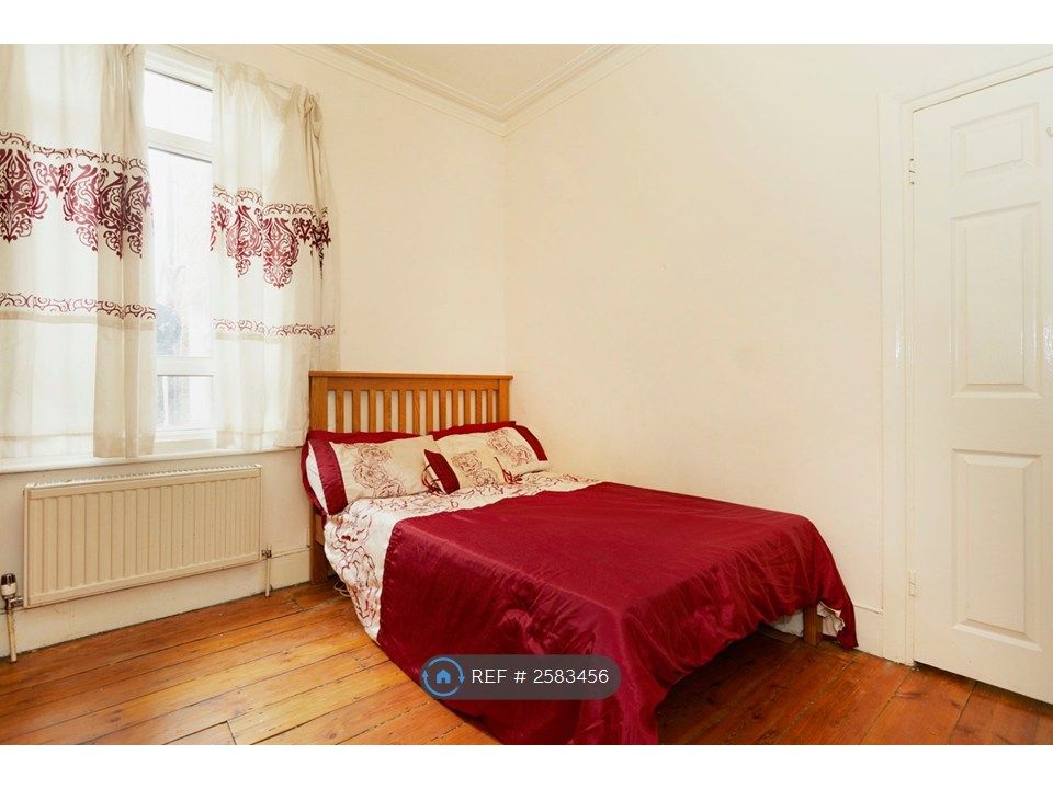 Property photo 3 of 8 Lower Double Room
