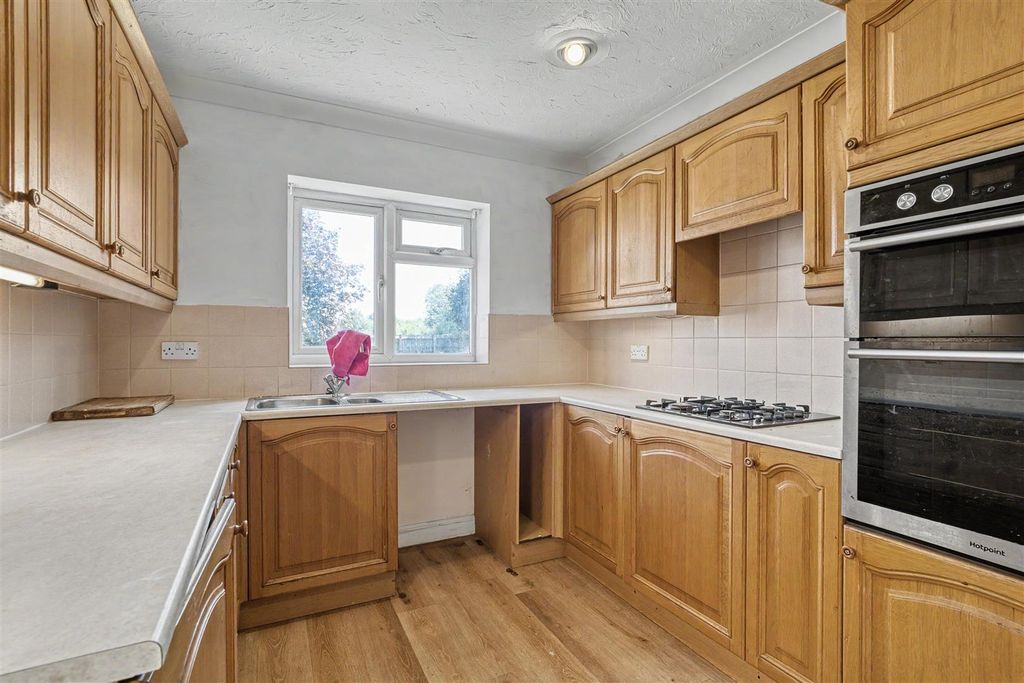 Property photo 2 of 9 Kitchen