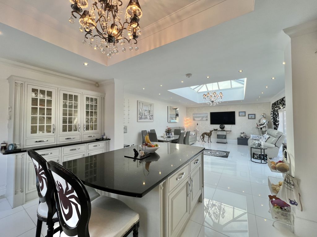 Property photo 2 of 28