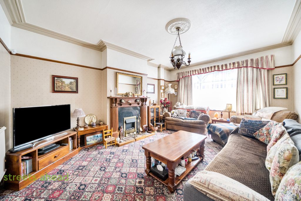 Property photo 2 of 12 0F24Df0c-4Ab3-4B7...