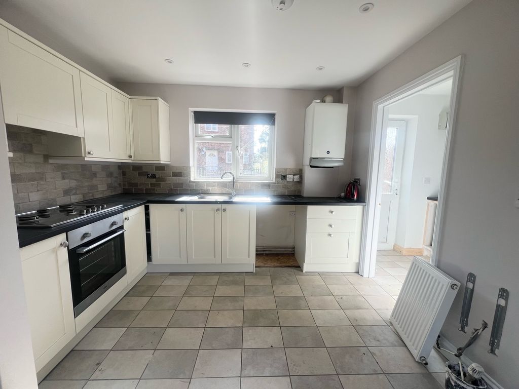 Property photo 3 of 10 Kitchen