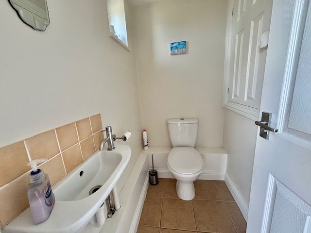 Property photo 3 of 13 Cloakroom