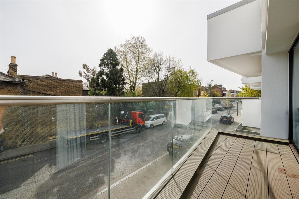 Property photo 3 of 19 Forest Road, E8