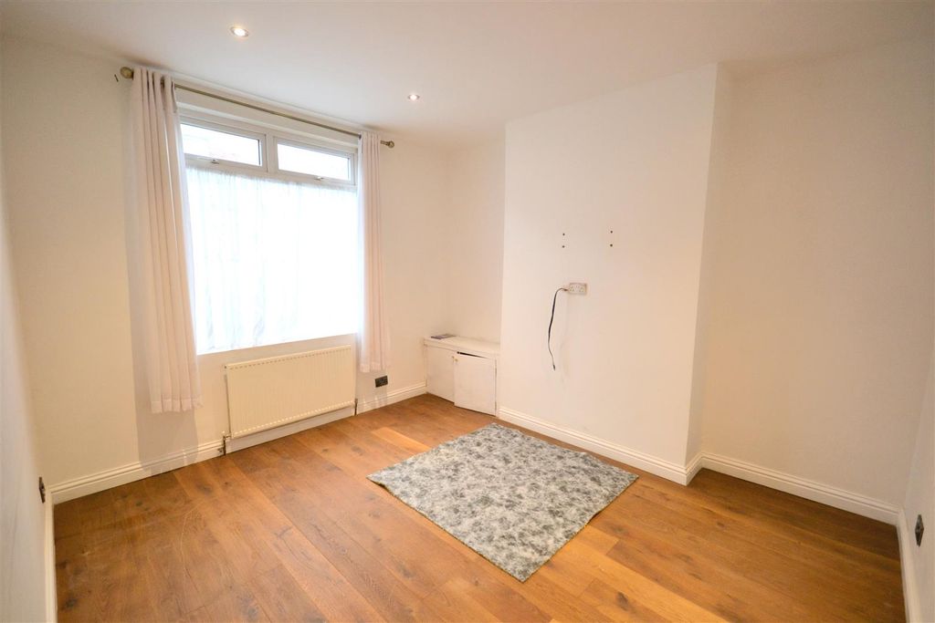 Property photo 2 of 6 66 Borough Road Lounge.Jpg