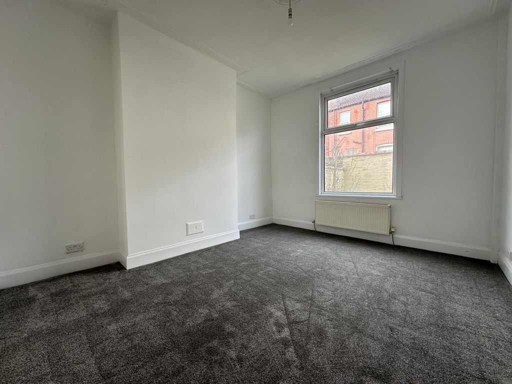 Property photo 3 of 7 Living Room