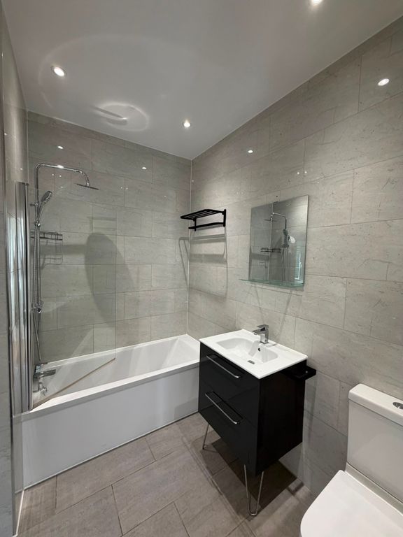 Property photo 2 of 11 Bathroom