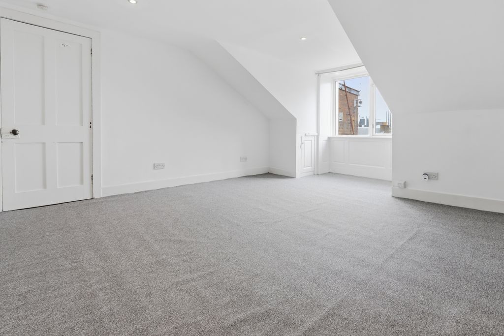 Property photo 2 of 27