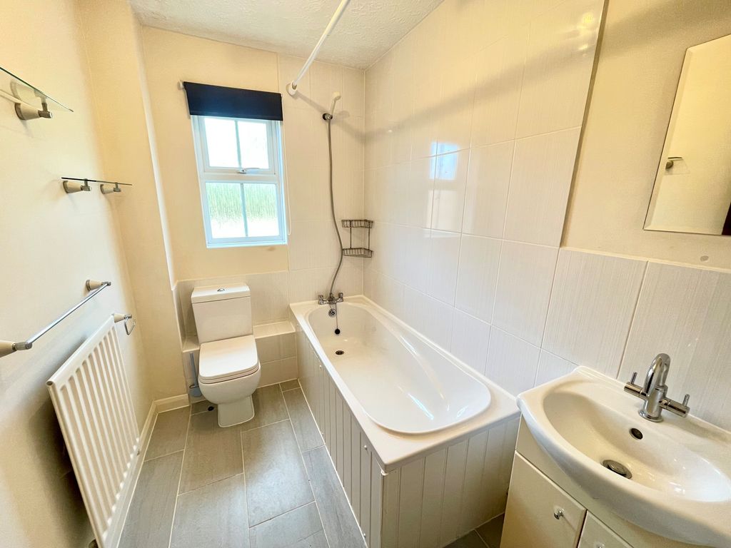 Property photo 3 of 9 50 Kendal Close Bathroom N