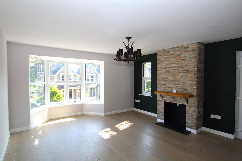 Property photo 2 of 8 Lounge.Jpg