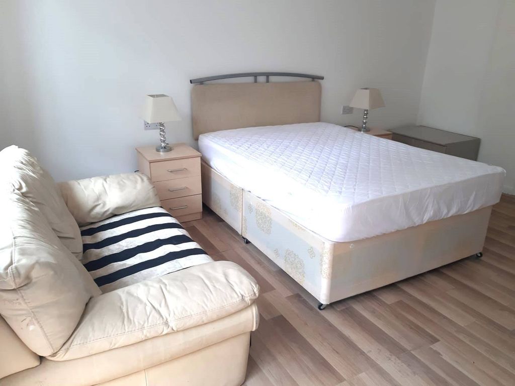 Property photo 1 of 6 Two Bedroom Ground Floor Flat Close To Ilford Train Station- Ideal For Family Only