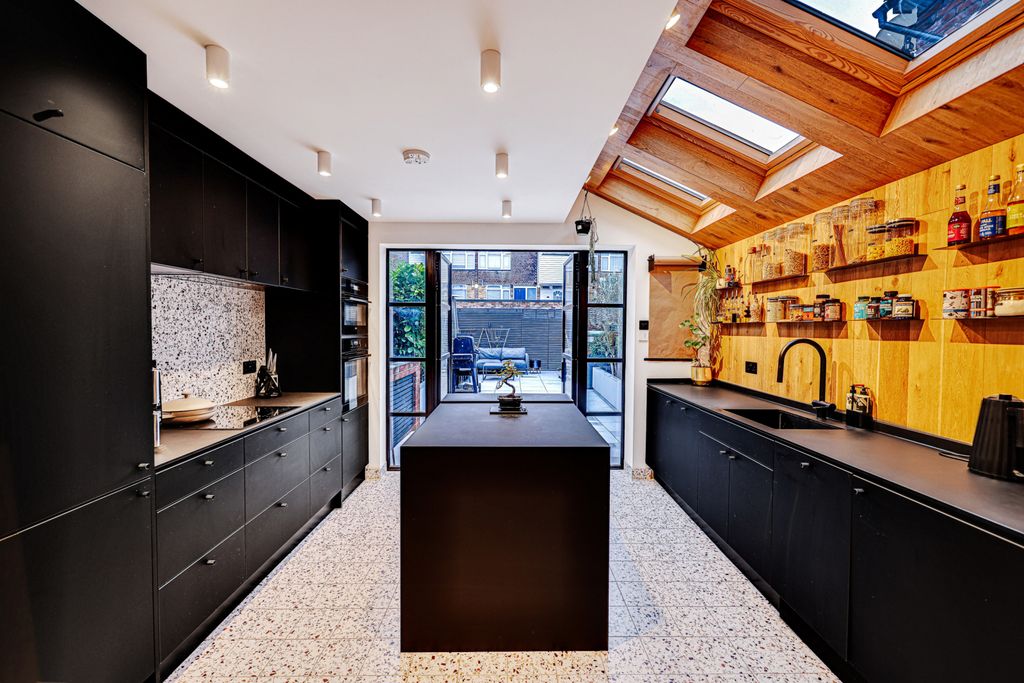 Property photo 3 of 21 Gallery