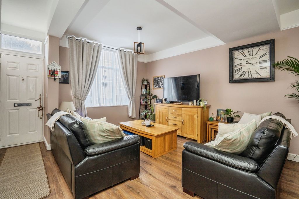 Property photo 2 of 19 Pbox-Img.Jpg