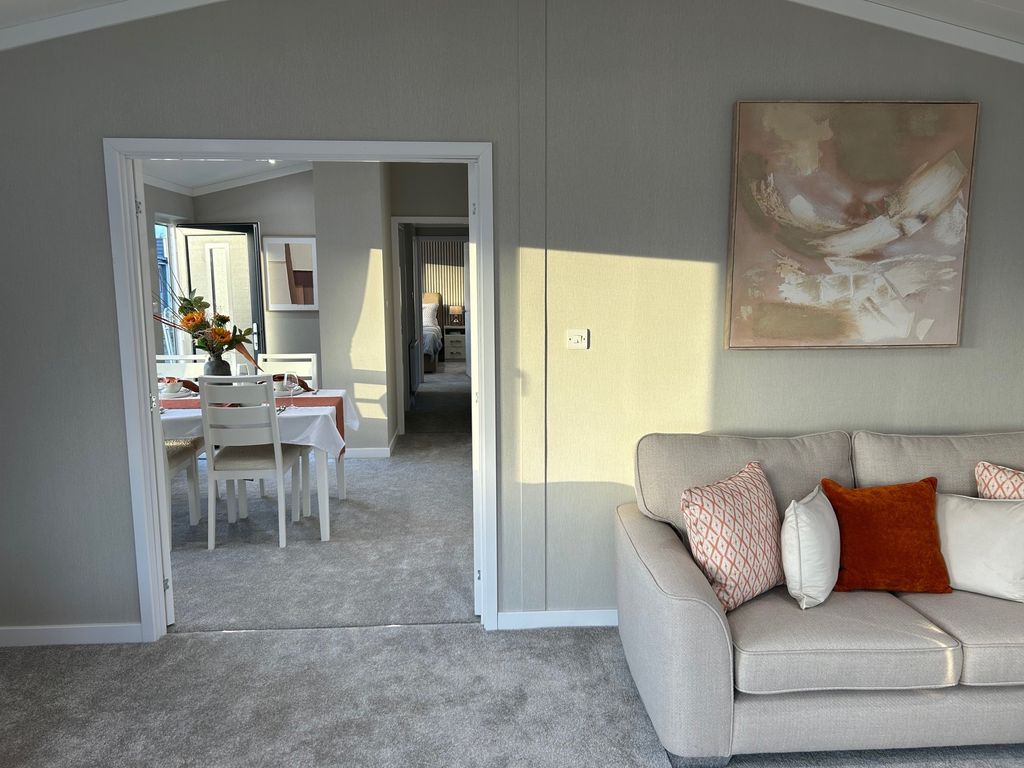 Property photo 3 of 16 Lounge