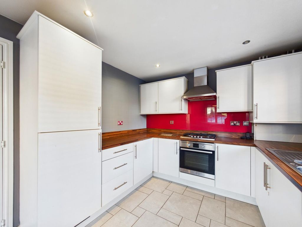 Property photo 3 of 17 Kitchen