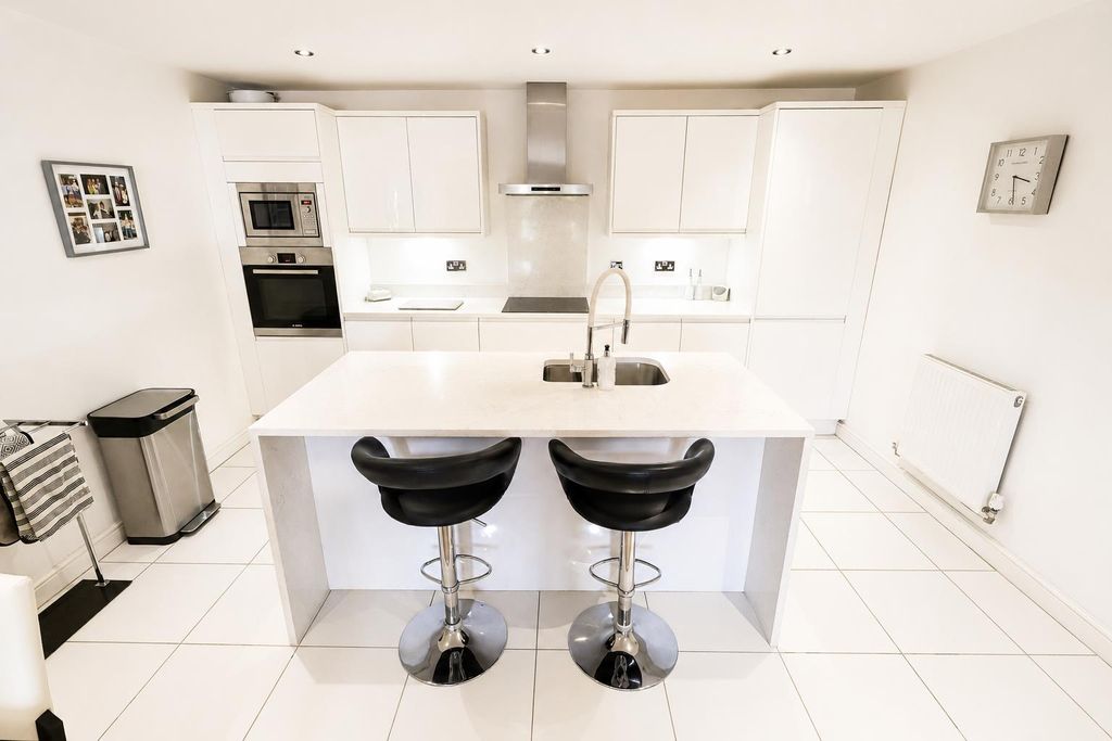 Property photo 3 of 18 -