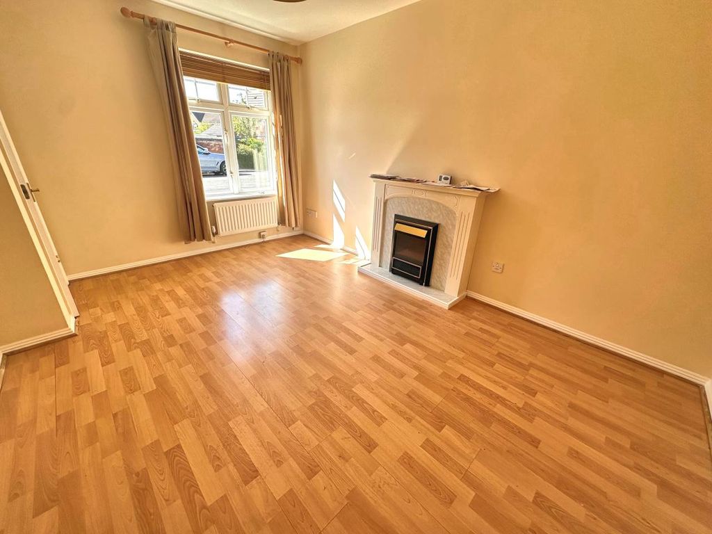 Property photo 3 of 13 Lounge 2