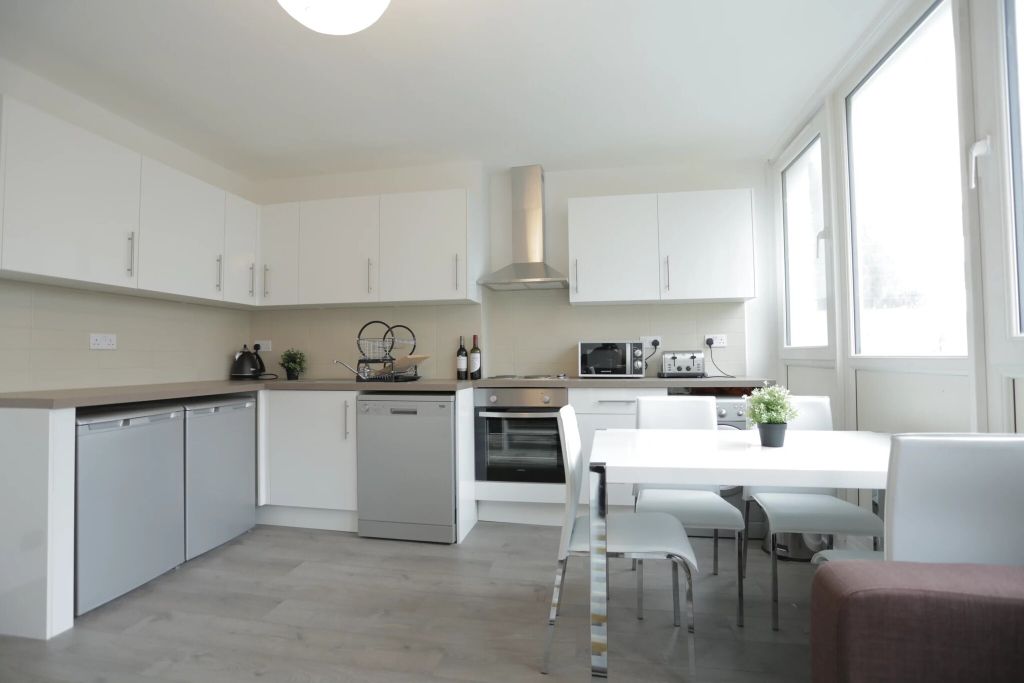 Property photo 3 of 10 Kitchen