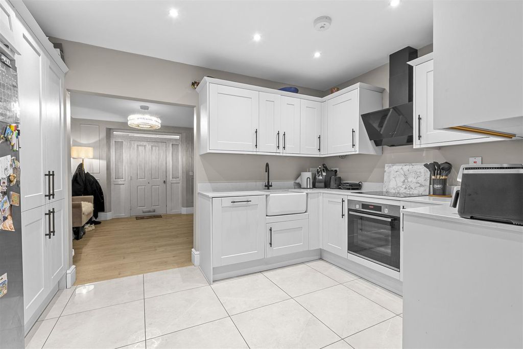 Property photo 3 of 15 40 Rosebery Ave, Hp13 7Al-7.Jpg