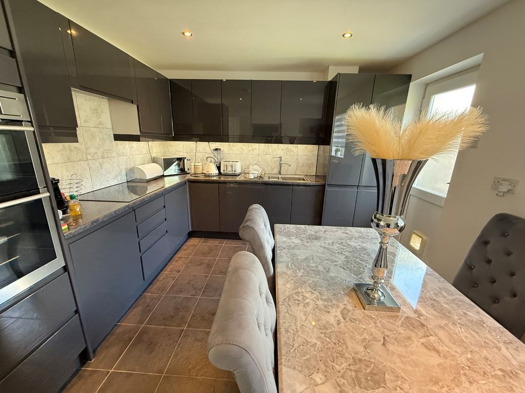 Property photo 2 of 10 3679024