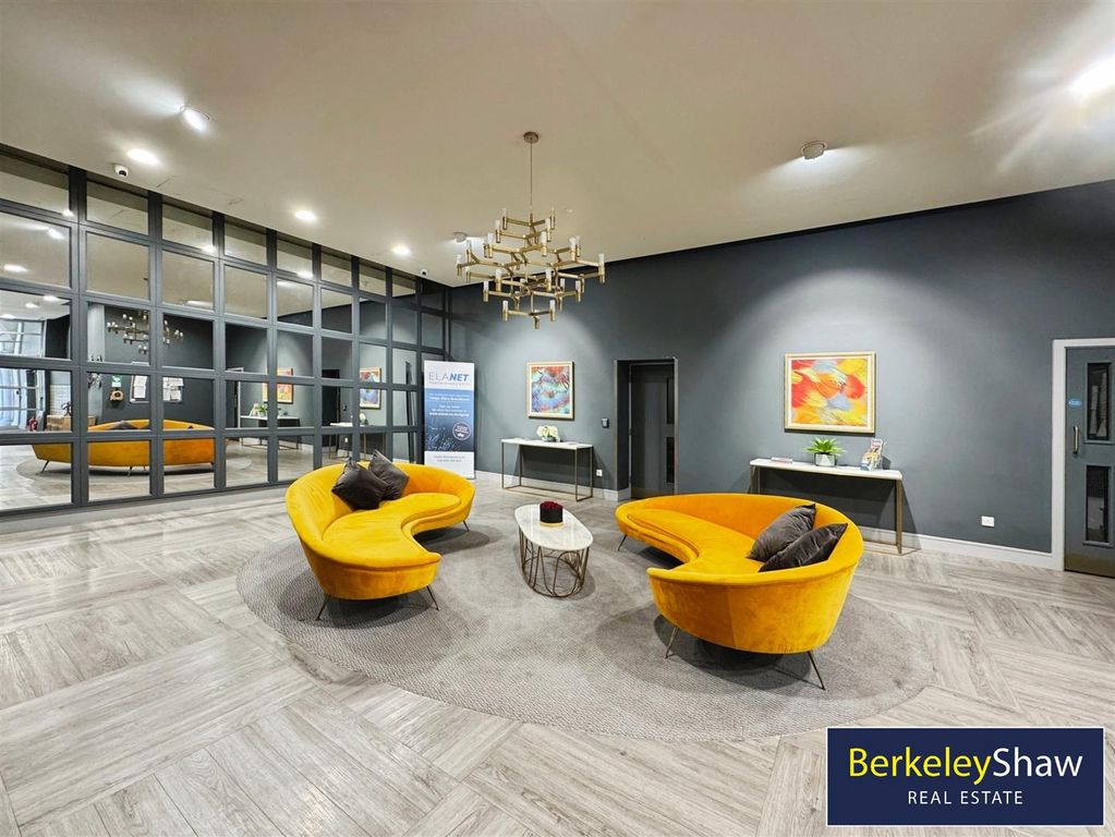 Property photo 2 of 11 Communal Entrance